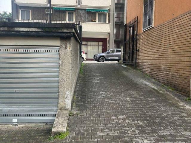 Box in vendita a Corsico, Lombardia