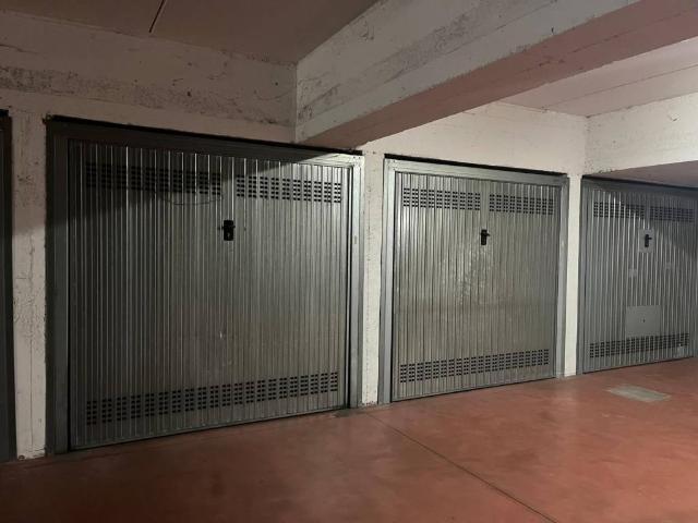 Box in vendita a Desio, Lombardia