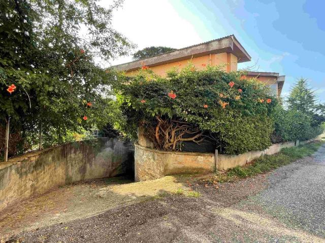 Box in vendita a Borgo Falconieri, Roma Capitale