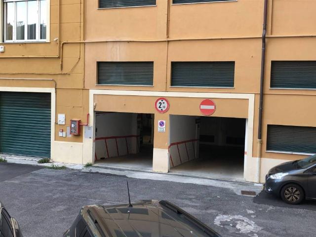 Box in vendita a Centro Est, Serra Riccò