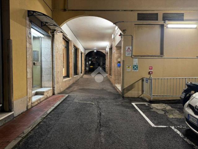 Box in vendita a Centro Ovest, Serra Riccò