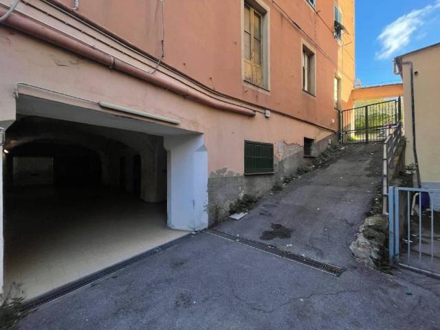 Box in vendita a Val Polcevera, Serra Riccò