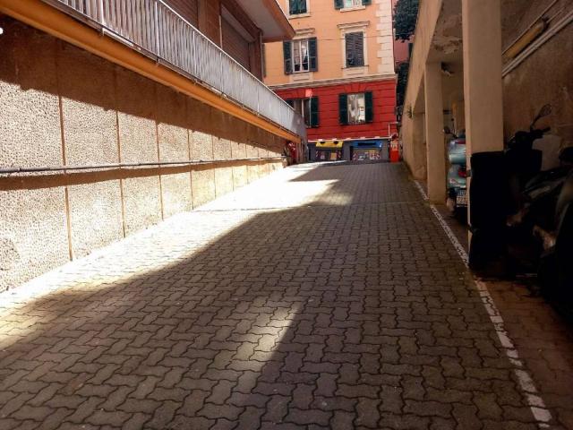 Box in vendita a Centro Est, Serra Riccò