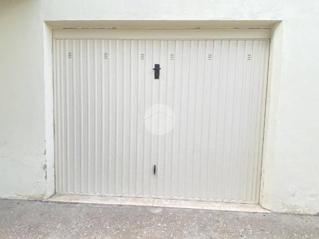 Box in vendita a Ischia, Marche