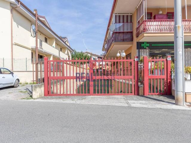 Box in vendita a Valle Mazzone, Roma Capitale