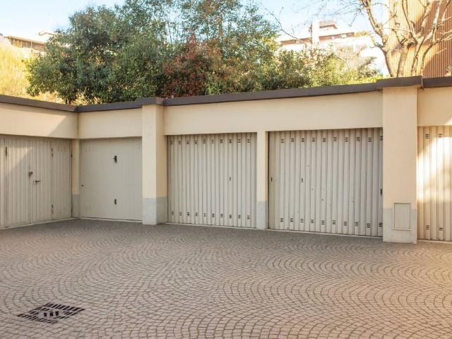Box in vendita a Limbiate, Lombardia