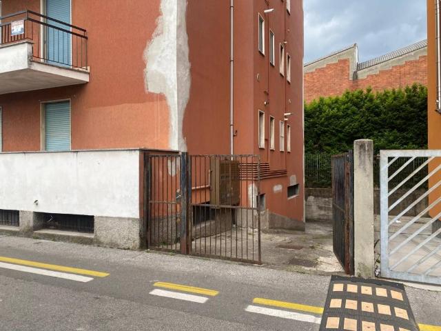 Box in vendita a Limbiate, Lombardia