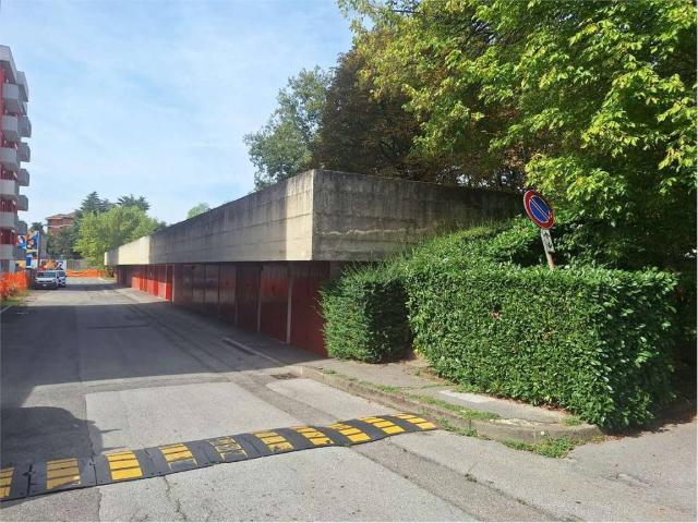 Box in vendita a Bareggia, Lissone