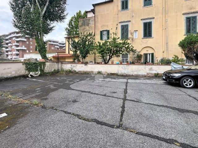 Box in vendita a Bastia, Livorno