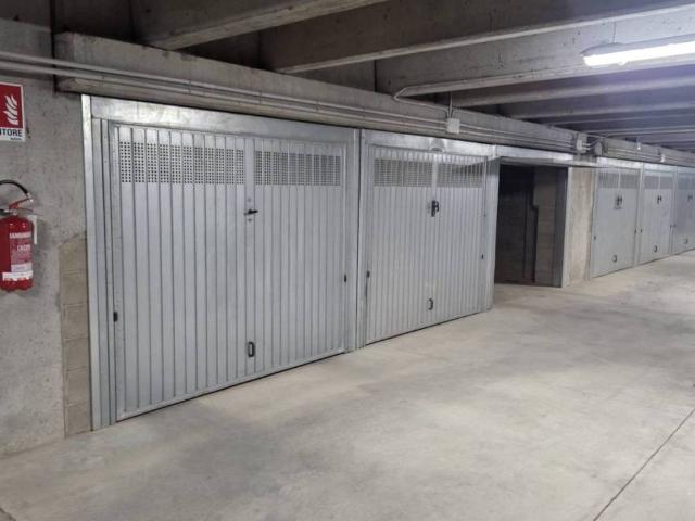 Box in vendita a Meda, Lombardia