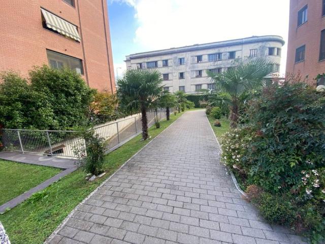 Box in vendita a Mecenate, Milano