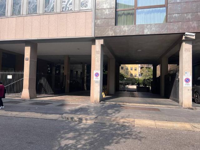 Box in vendita a Cerchia dei Navigli, Milano