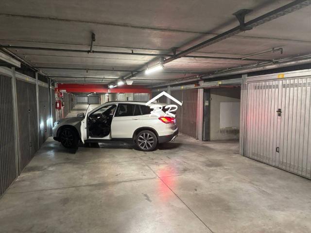 Box in vendita a Sarpi, Milano