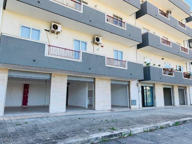 Box in vendita a Mola Di Bari, Bari