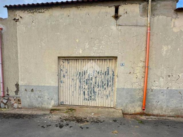 Box in vendita a Mondragone, Campania