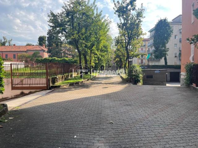 Box in vendita a Cederna, Monza