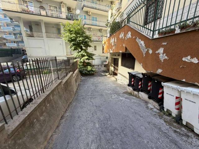 Box in vendita a Vomero, Napoli