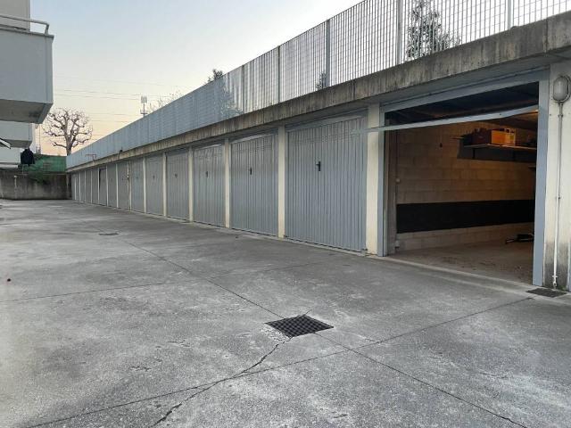 Box in vendita a Osio Sotto, Lombardia