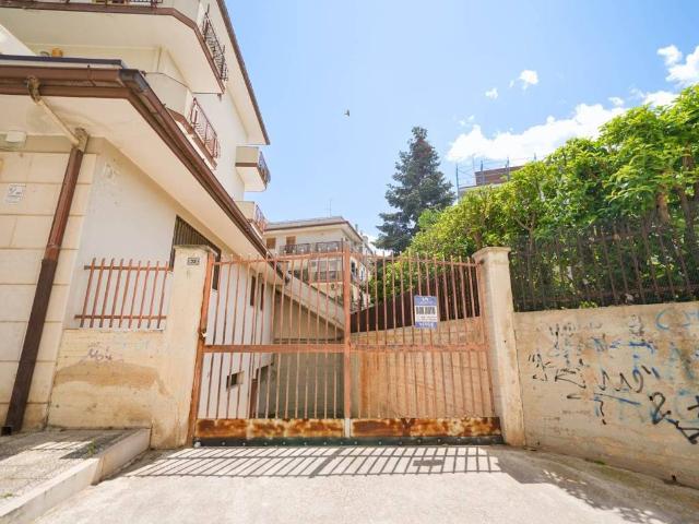 Box in vendita a Palo Del Colle, Bari