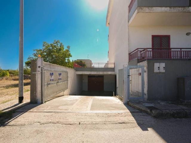 Box in vendita a Palo Del Colle, Bari