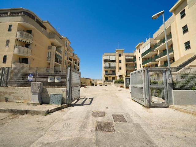 Box in vendita a Palo Del Colle, Bari