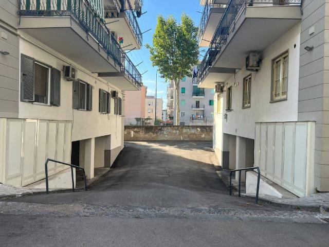 Box in vendita a Portici, Campania
