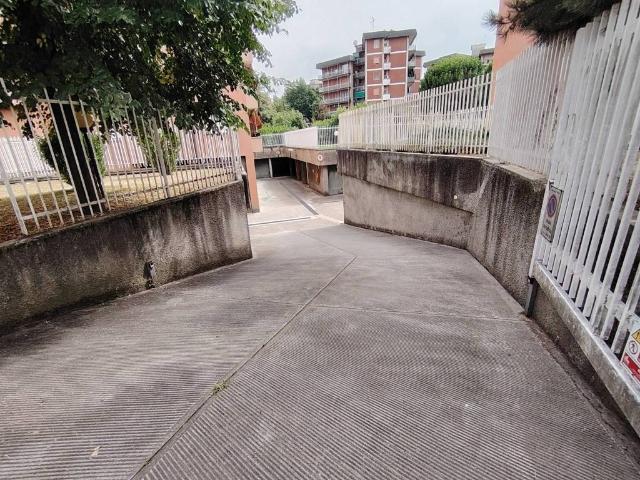 Box in vendita a Rho, Lombardia