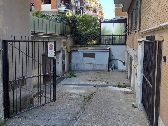 Box in vendita a Lido di Ostia Levante, Roma