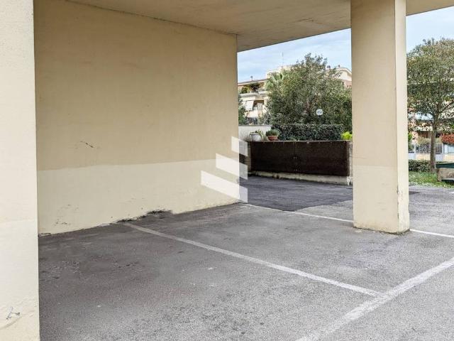 Box in vendita a Mostacciano, Roma Capitale