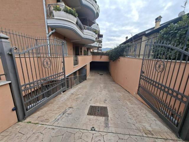 Box in vendita a Finocchio, Roma