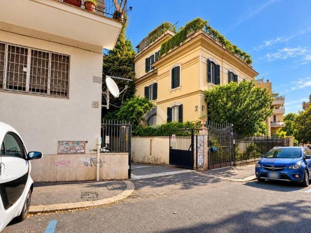 Box in vendita a Trieste, Roma