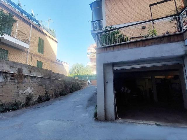 Box in vendita a Casetta Mattei, Roma