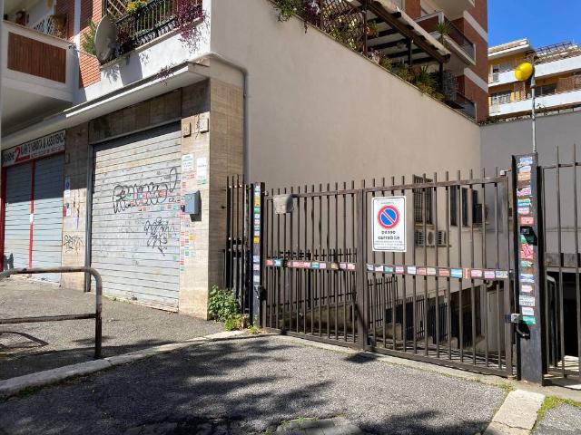 Box in vendita a Municipio Roma VII, Roma Capitale