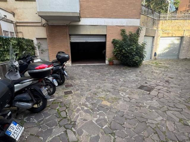 Box in vendita a Municipio Roma XII, Roma Capitale