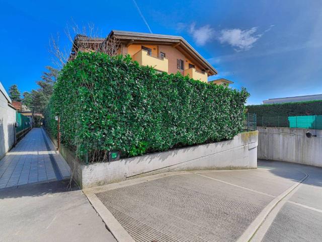 Box in vendita a Roncello, Lombardia
