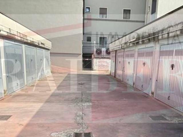 Box in vendita a Rozzano, Lombardia