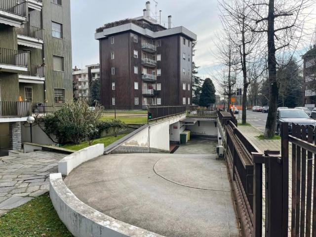 Box in vendita a Rozzano, Lombardia