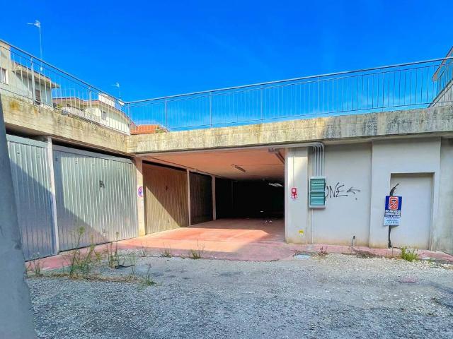 Box in vendita a Paese Alto, Marche