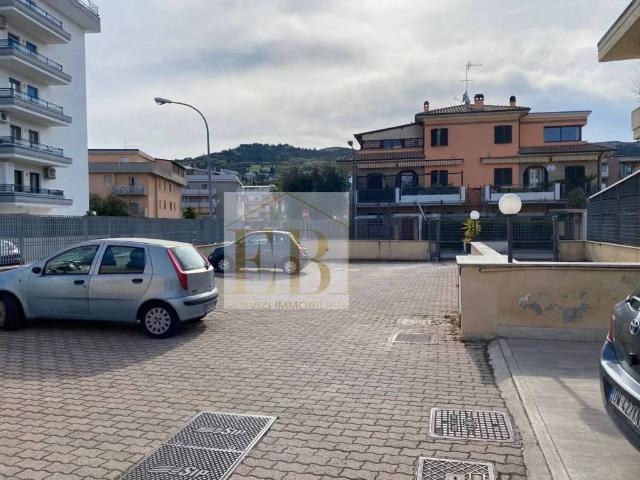 Box in vendita a Marina di sotto, Marche