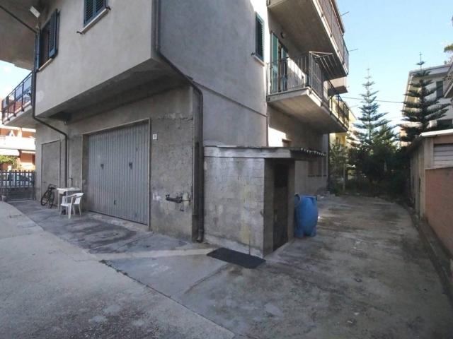 Box in vendita a Porto d'Ascoli centro, Marche
