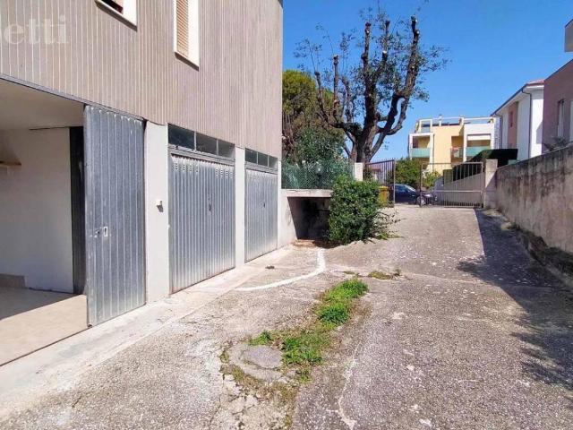 Box in vendita a Ciarnin, Marche