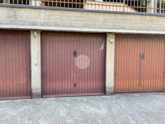 Box in vendita a Seregno, Lombardia