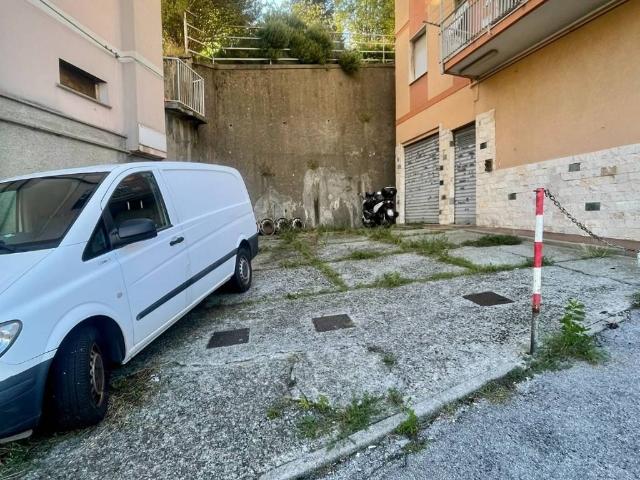 Box in vendita a Serra Riccò, Liguria