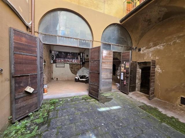 Box in vendita a Contrada del Leocorno, Siena