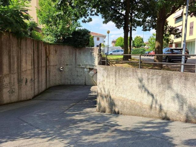 Box in vendita a Solaro, Lombardia