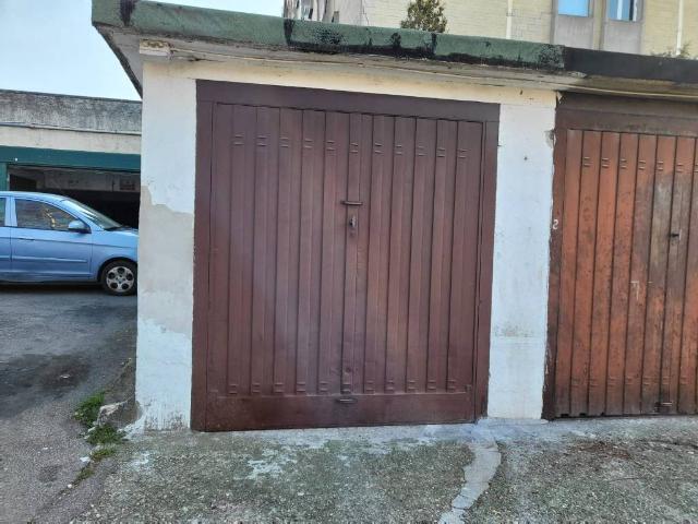Box in vendita a Solaro, Lombardia