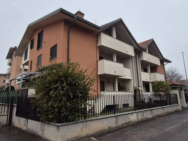 Box in vendita a Solaro, Lombardia