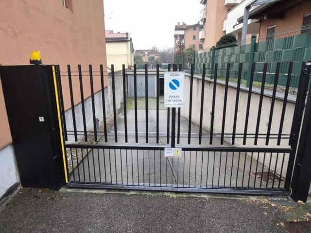 Box in vendita a Solaro, Lombardia