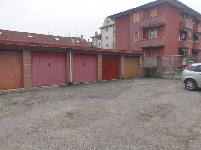Box in vendita a Solaro, Lombardia