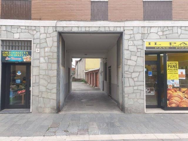 Box in vendita a Solaro, Lombardia